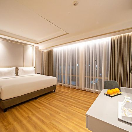 Platinum Hotel Tunjungan Сурабая Экстерьер фото