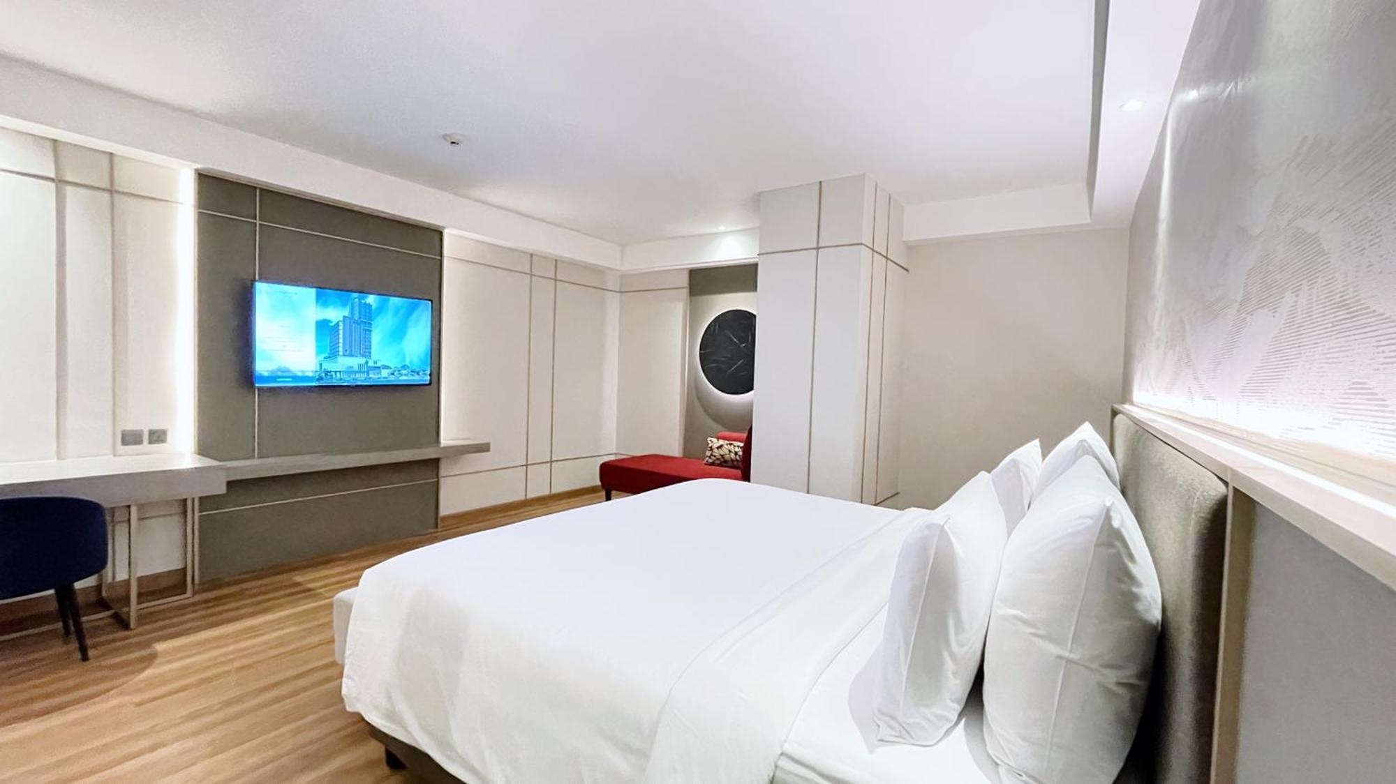 Platinum Hotel Tunjungan Сурабая Экстерьер фото