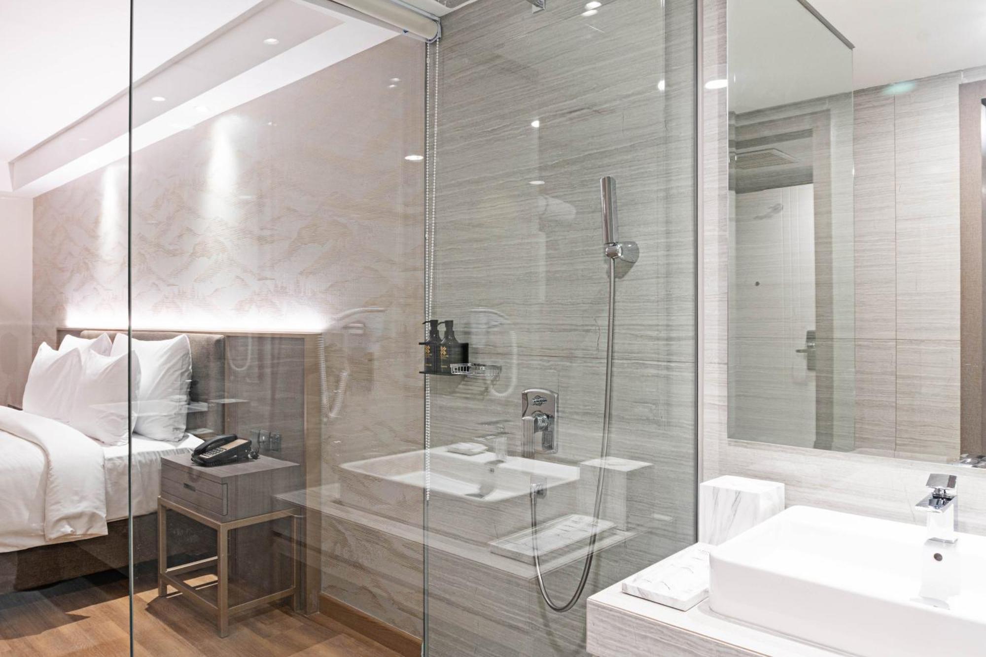Platinum Hotel Tunjungan Сурабая Номер фото