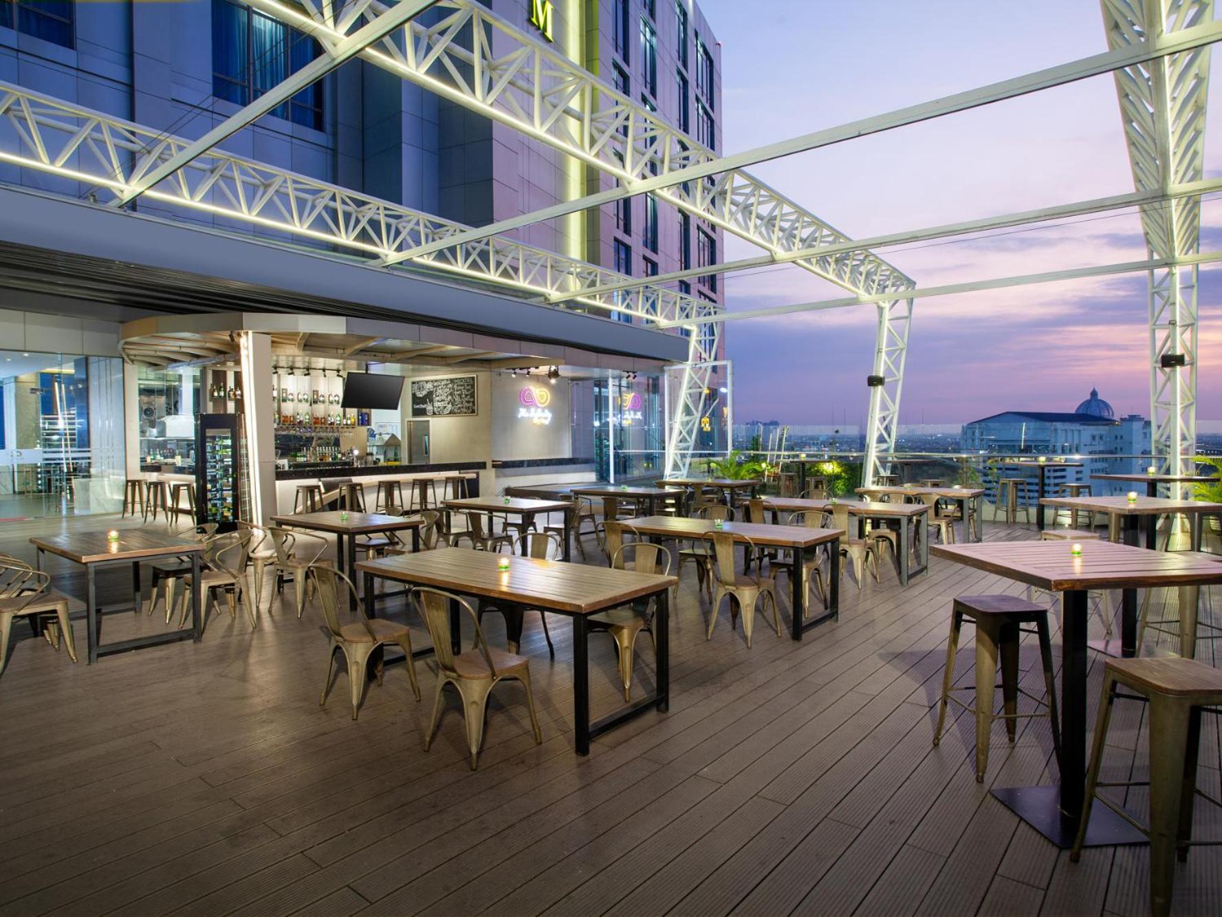 Platinum Hotel Tunjungan Сурабая Экстерьер фото